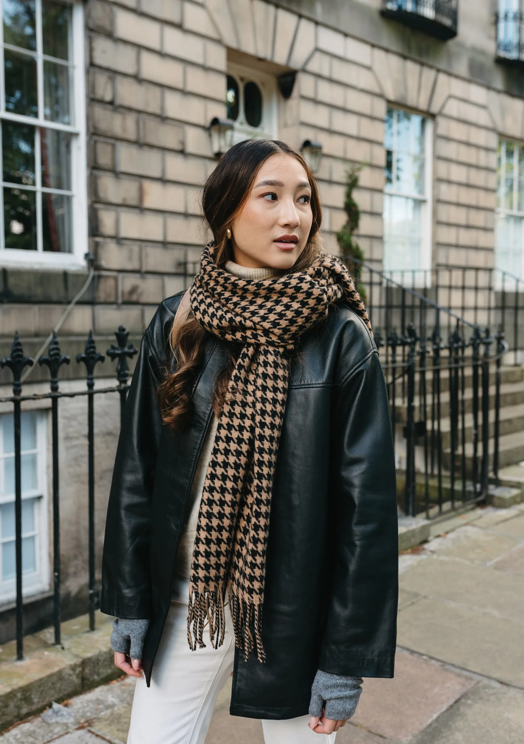 Lambswool Oversized Scarf in Camel Houndstooth